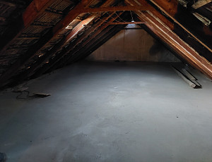 Zateplení stropu patrového rodinného domu pomocí foukané izolace